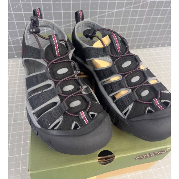 Keen Women's Newport H2 Sandals Size 7.5 Black/Raspberry Wine New - Picture 2 of 11
